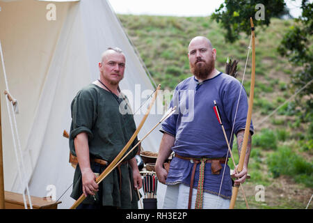 Les membres de la Saxe et Viking groupe de reconstitution WUFFA au Château Rising « soldiers à travers les âges" à Norfolk, en Angleterre. Banque D'Images