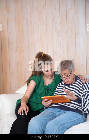 Grand-mère et sa petite-fille à l'aide de tablet Banque D'Images