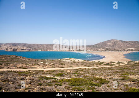 Plage entre deux mers. Plage, entre les îles de Rhodes et de Prasonisi, Grèce. Route à travers la mer. Des gens pratiquant le kitesurf. Cerfs-volants colorés Banque D'Images