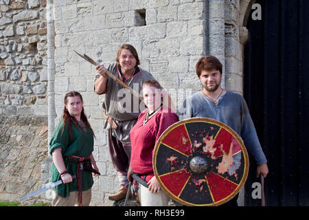 Les membres de la Saxe et Viking groupe de reconstitution WUFFA au Château Rising « soldiers à travers les âges" à Norfolk, en Angleterre. Banque D'Images