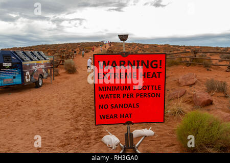 Avertissement de chaleur extrême' signe sur le chemin menant à Horseshoe Bend sur la rivière Colorado, près de Page, Arizona, United States. Banque D'Images