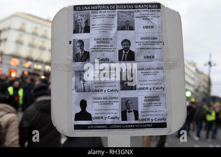 Madrid, Espagne. Jan 31, 2019. Une bannière est vue au cours d'une manifestation à Madrid pour exiger davantage de réglementation pour les véhicules de location avec chauffeurs (VTC). Credit : Jorge Sanz/Pacific Press/Alamy Live News Banque D'Images