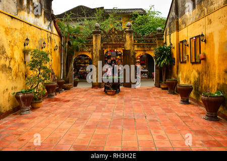 Hoi An, Vietnam - 20 décembre 2017. La cour de l'historique Temple Hoa Hy Mieu dans la liste UNESCO vietnamiens du centre ville de Hoi An Banque D'Images