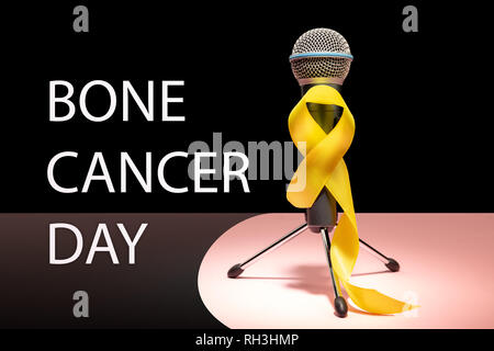 Ruban jaune couleur symbolique de Kaposi cancer des os la sensibilisation et la prévention du suicide avec microphone. Le cancer, la santé, l'aide, de soins, de soutien, d'espoir, de maladie, de soins de concept Banque D'Images