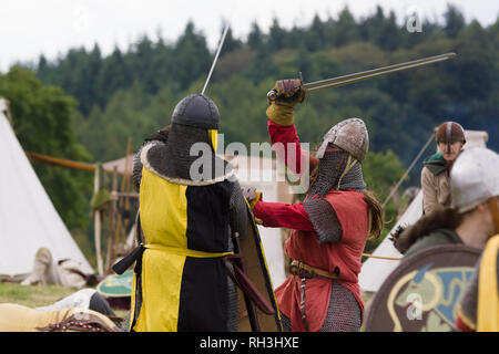 De reconstitution historique médiévale habillé en armure et les costumes du 12ème siècle équipé d'épées et d'armures de combat à la reconstitution de la période Banque D'Images