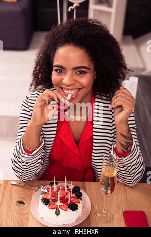 Une femme ayant une joyeuse fête Banque D'Images