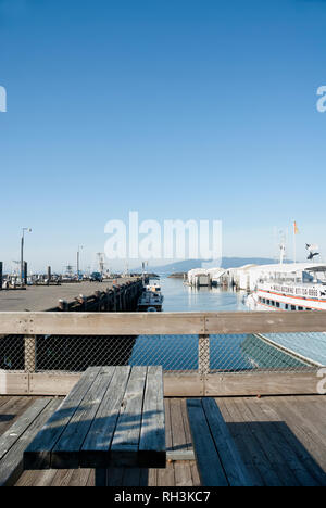 Une table et des bancs dans une marina à Bellingham, Washington. Banque D'Images