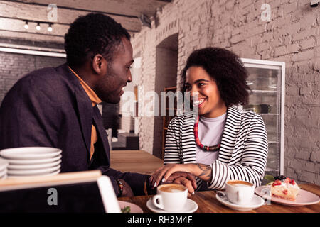 Joli couple joyeux ayant une date romantique Banque D'Images