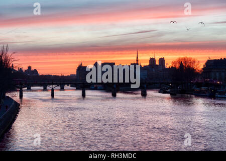 Lever de soleil sur l'ile de la Cite en hiver - Paris Banque D'Images