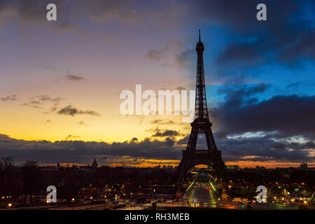 Nuit au jour sur la Tour Eiffel - Paris Banque D'Images