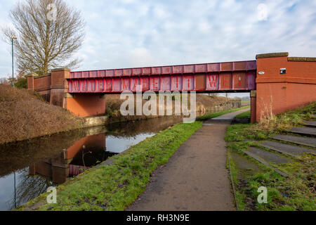 Il fait de l'eau art installation humide par Lawrence Weiner sur l'Irwell Sculpture Trail Banque D'Images