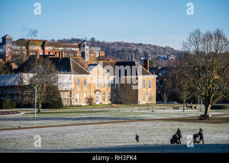 Manchester, UK - 30 janvier 2019 - les gens marcher sur un terrain couvert de neige dans un parc ; l'hiver au Royaume-Uni Banque D'Images