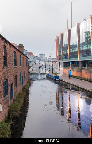 En dehors du canal gelé Arena Birmingham en hiver Banque D'Images