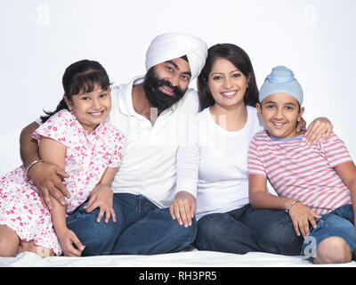 PORTRAIT D'UNE FAMILLE DE QUATRE SARDAR SIKH Banque D'Images