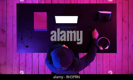 Gamer ou streamer, regarder un match sur l'écran de l'ordinateur portable. Affichage blanc. Banque D'Images