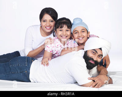 PORTRAIT D'UNE FAMILLE DE QUATRE SARDAR SIKH Banque D'Images