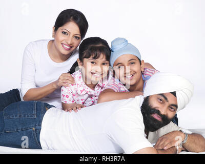 PORTRAIT D'UNE FAMILLE DE QUATRE SARDAR SIKH Banque D'Images