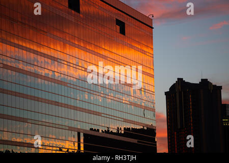 Coucher du soleil réfléchie sur la façade en verre du Hard Rock Hotel, Las Vegas, Nevada, comté de Clark, l'Amérique Banque D'Images