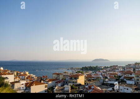 Vue aérienne de coucher de soleil magnifique Neos Marmaras cityscape et lointain l'île de la tortue en Grèce Banque D'Images