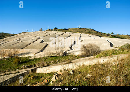 Cretto di Burri, immense oeuvre béton qui recouvre les ruines de la vieille ville de Gibellina, détruite par un tremblement de terre. Vallée du Belice, Sicile Banque D'Images