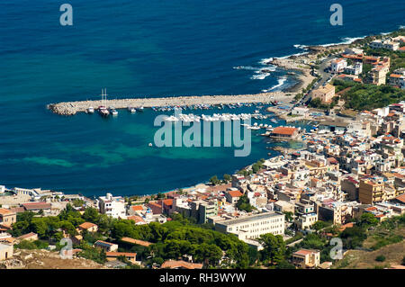 Vue aérienne de sferracavallo port et la ville depuis le sommet du Pizzo Manolfo à Palerme, Sicile, Italie. Banque D'Images