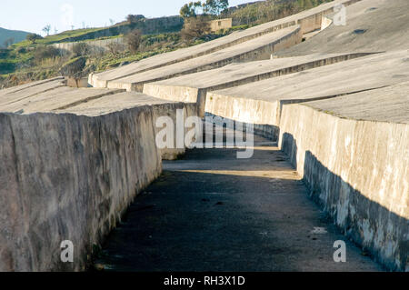 Cretto di Burri, immense oeuvre béton qui recouvre les ruines de la vieille ville de Gibellina, détruite par un tremblement de terre. Vallée du Belice, Sicile Banque D'Images