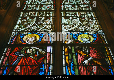 Ancien vitrail avec l'ange Vue de dessous dans l'église catholique Banque D'Images