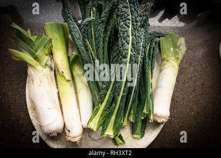 Fraîchement cueilli, parés et lavés des légumes cultivés y compris le chou frisé toscan noir et poireaux - produire d'un jardin anglais en UK Banque D'Images