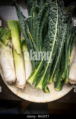 Fraîchement cueilli, parés et lavés des légumes cultivés y compris le chou frisé toscan noir et poireaux - produire d'un jardin anglais en UK Banque D'Images