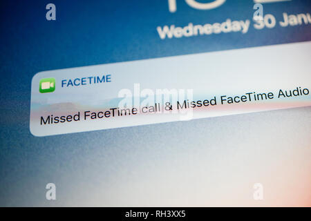 Paris, France - Jan 30, 2018 : Apple iPad pro affiche une notification à l'icône de l'application FaceTime notification sur deux appels vocaux et vidéo Banque D'Images