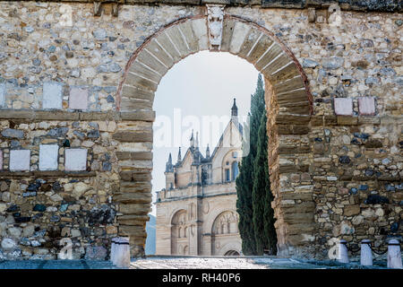 Vue de l'Arche des Géants avec le Royal Collégiale de Santa María la Mayor en arrière-plan en Antequera Espagne Banque D'Images