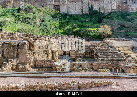 Ruines du théâtre romain de Malaga avec le mur et la colline de l'Alcazaba en arrière-plan, magnifique journée de l'histoire en Espagne Banque D'Images