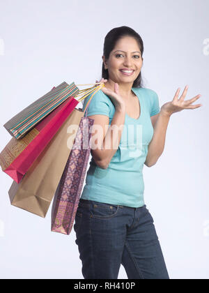 PORTRAIT D'un sikh, SARDANI WOMAN WITH SHOPPING BAGS Banque D'Images