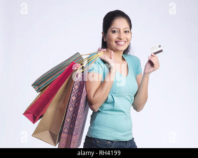 PORTRAIT D'un sikh, SARDANI WOMAN WITH SHOPPING BAGS ET LA TENUE D'UNE CARTE DE CRÉDIT Banque D'Images