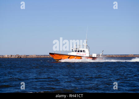 Un bateau-pilote, chargée d'escorter les navires-citernes d'huile à travers le chenal maritime Corpus Christi, croisières à travers les jetées de Port Aransas, Texas USA. Banque D'Images