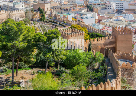 Belle vue d'une partie des jardins et le mur de brique de l'Alcazaba et la ville d'Almeria Espagne dans une merveilleuse journée de tourisme et de l'histoire Banque D'Images