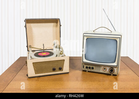 Record Player portable vintage et de la télévision sur la vieille table en bois. Banque D'Images