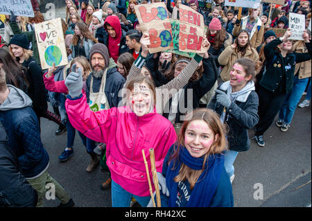 Les étudiants belges sont vus holding des pancartes tout en criant des slogans lors de la manifestation. Pour la quatrième fois consécutive jeudi, des milliers d'étudiants belges sauté l'école pour faire la preuve d'une meilleure politique climatique dans les rues de Bruxelles. La manifestation était organisée par un garçon de dix-sept ans De Wever Anuna, un étudiant qui prévoit démontrer à la politique climatique et contre la politique environnementale laxiste des politiciens. Banque D'Images