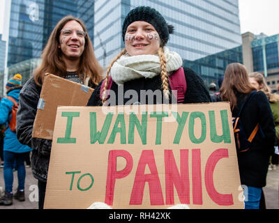 Un étudiant vu tenant une pancarte disant : Je veux que vous la panique au cours de la manifestation. Pour la quatrième fois consécutive jeudi, des milliers d'étudiants belges sauté l'école pour faire la preuve d'une meilleure politique climatique dans les rues de Bruxelles. La manifestation était organisée par un garçon de dix-sept ans De Wever Anuna, un étudiant qui prévoit démontrer à la politique climatique et contre la politique environnementale laxiste des politiciens. Banque D'Images