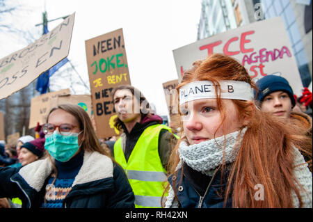 Un étudiant vu portant un masque antipoussière et un morceau de tissu qui dit qu'il n'y a pas de planète B sur son front pendant la démonstration. Pour la quatrième fois consécutive jeudi, des milliers d'étudiants belges sauté l'école pour faire la preuve d'une meilleure politique climatique dans les rues de Bruxelles. La manifestation était organisée par un garçon de dix-sept ans De Wever Anuna, un étudiant qui prévoit démontrer à la politique climatique et contre la politique environnementale laxiste des politiciens. Banque D'Images