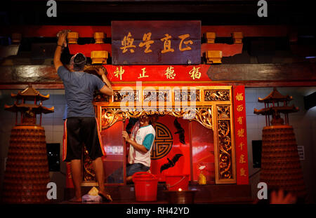 Les Indonésiens d'origine chinoise sont vus nettoyage de l'autel dans un temple Dhanagun à Bogor, Java ouest, Indonésie. Les gens se lavent des statues dans la préparation de la célébration du Nouvel An lunaire qui aura lieu le 5 février 2019. Banque D'Images