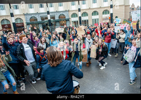 Un étudiant vu de tambour avant les manifestants tenant des pancartes et scandant des slogans pendant la manifestation. Pour la quatrième fois consécutive jeudi, des milliers d'étudiants belges sauté l'école pour faire la preuve d'une meilleure politique climatique dans les rues de Bruxelles. La manifestation était organisée par un garçon de dix-sept ans De Wever Anuna, un étudiant qui prévoit démontrer à la politique climatique et contre la politique environnementale laxiste des politiciens. Banque D'Images