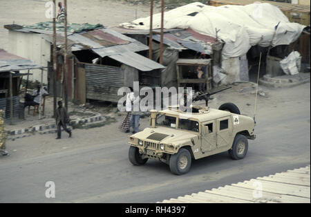 13 octobre 1993 UN Humvee koweitien durs passé étals de marché à la K4 rond-point à Mogadishu, en Somalie. Banque D'Images