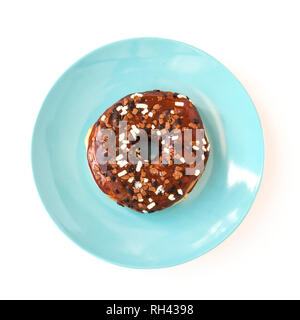 De haut en bas sur une plaque pastel colorés avec un doux donut recouvert de glace au chocolat avec des centaines et des milliers sur un fond blanc Banque D'Images