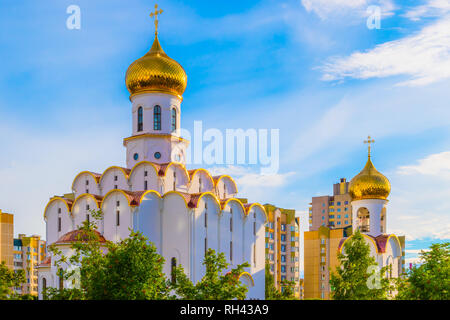 Les dômes d'or du temple de l'archange Michel sur fond bleu du ciel. Minsk, Bélarus Banque D'Images