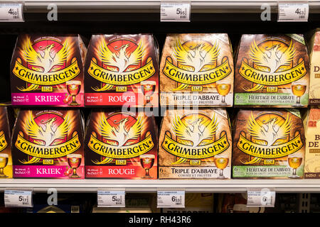 Le Puy-en-Velay, France. Grimbergen bière belge à une étagère sur un supermarché, à l'origine par les moines Norbertine dans la ville belge de Grimbergen Banque D'Images