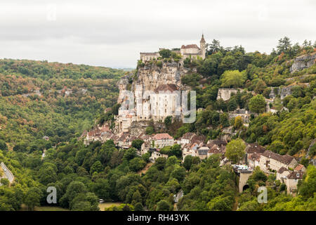 Rocamadour, France. Village sur une falaise sur la gorge de Dordogne, avec le Sanctuaire de la Bienheureuse Vierge Marie (cité religieuse sanctuaire) Banque D'Images