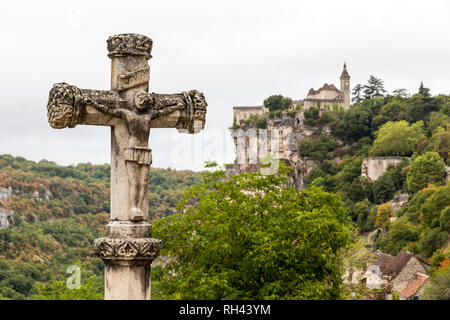 Rocamadour, France. Village sur une falaise sur la gorge de Dordogne, avec le Sanctuaire de la Bienheureuse Vierge Marie (cité religieuse sanctuaire) Banque D'Images