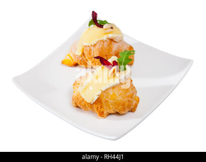 Mini croissant au Camembert, roquette et pignons grillés. Plus isolé sur fond blanc Banque D'Images