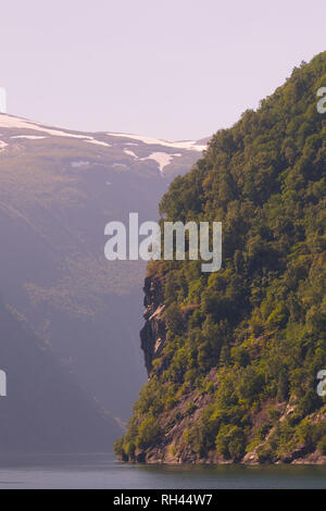 Vue depuis le Geirangerfjord un des plus incroyables de fjords Norvège nommé site du patrimoine mondial, à la Norvège. Banque D'Images